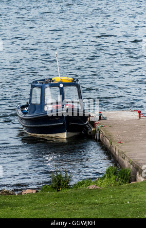 Boot gefesselt an einem Steg, Loch Leven, Schottland, Stockfoto