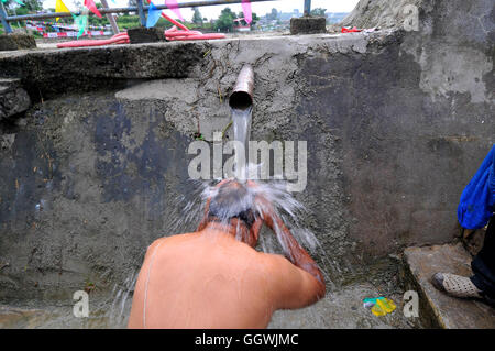 Kathmandu, Nepal. 7. August 2016. Eine nepalesische Anhänger heiliges Bad zu nehmen, bevor bietet Rituale während Nag Panchami oder Snake-Tages-Festival feierte am Taudaha-See, Kirtipur. NAG Panchami ist der Tag, in dem Schlangen sind, Nepal sowie in Indien und Hindu Ländern verehrt. Nags Schlangen und Panchami bedeutet am fünften Tag nach keine-Mond. Dieses fest wird gefeiert mit Glauben und Leidenschaften. An diesem Tag gilt als Anhänger verehren Gott Shiva, der Inhaber der Schlange, günstig. Bildnachweis: Narayan Maharjan/Pacific Press/Alamy Live-Nachrichten Stockfoto