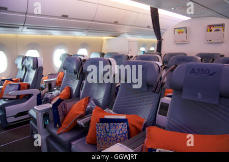 Düsseldorf - 22. Juli 2016: Singapore Airlines Premium Economy Class an Bord des Airbus A350 Stockfoto