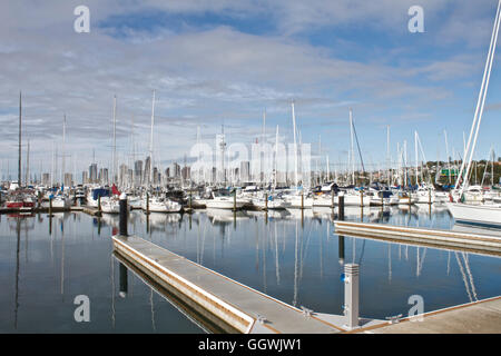 Schwimmenden Pontons und Yachten in der Marina in Westhaven, Auckland Stockfoto