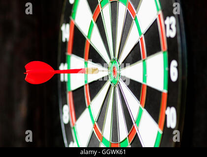 Roter Pfeil in Bulls Eye Center Board Stockfoto