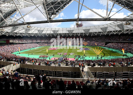 Feuerwerk in London Stadium vor dem Betway Cup match bei London Stadium. Stockfoto