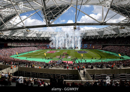 Feuerwerk in London Stadium vor dem Betway Cup match bei London Stadium. Stockfoto