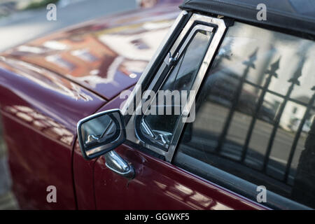 Classic MG Oldtimer Rückspiegel und Fenster Reflexion. London, Großbritannien. Stockfoto