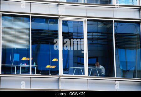 moderner Glasbau in der Innenstadt von Prag Stockfoto