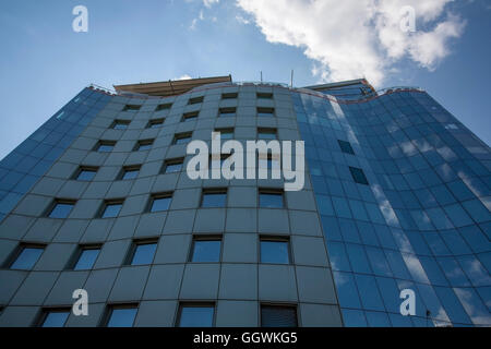 Nahaufnahme, Nahaufnahme der modernen Stahl-Glas-Architektur, Wohnblock Stockfoto