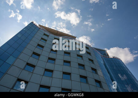 Nahaufnahme, Nahaufnahme der modernen Stahl-Glas-Architektur, Wohnblock Stockfoto