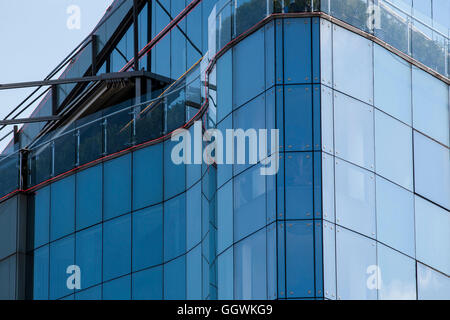 Nahaufnahme, Nahaufnahme der modernen Stahl-Glas-Architektur, Wohnblock Stockfoto