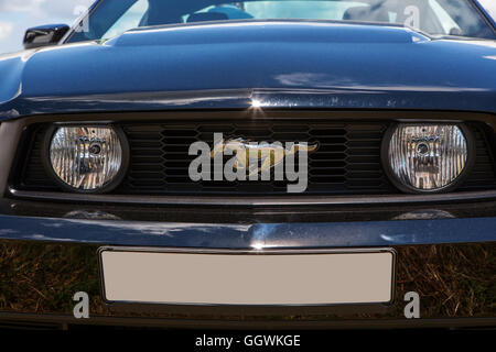 Amerikanischer Oldtimer Ford Mustang, Nahaufnahme der Vorderansicht Stockfoto