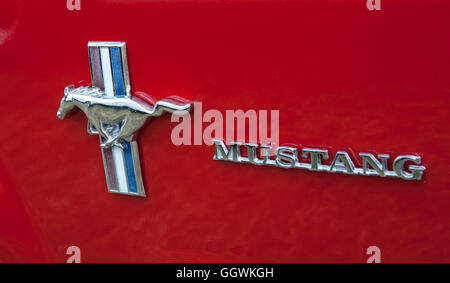 Amerikanische Oldtimer Ford Mustang, Nahaufnahme des Logos Stockfoto