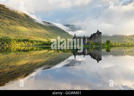 Ein Farbbild, aufgenommen an einem nebligen Mai Morgen am Ufer des Loch Awe Blick auf die Ruine des Kilchurn Castle, Argyll, Schottland Stockfoto