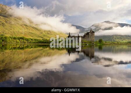 Ein Farbbild, aufgenommen an einem nebligen Mai Morgen am Ufer des Loch Awe Blick auf die Ruine des Kilchurn Castle, Argyll, Schottland Stockfoto