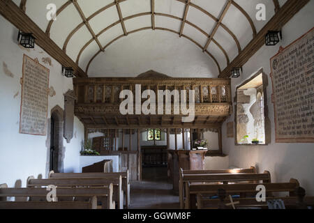 Das Innere von den abgelegenen ländlichen Kirche von St Islow in Partrishow, mit fein geschnitzten Lettner und Wandmalereien Stockfoto