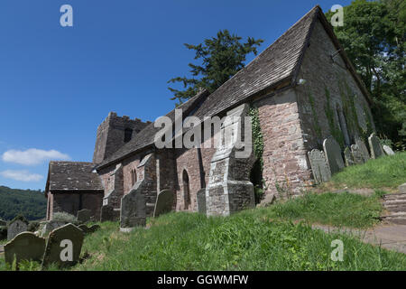 Die charmante krumm Martinskirche am Cwmyoy, Monmouthshire. Stockfoto