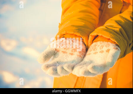 Frau Hände im Winterhandschuhe Winter Saison Fashion Lifestyle Urlaub Outdoor Stockfoto
