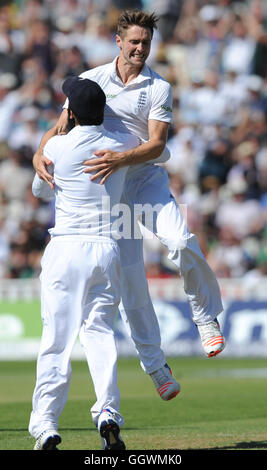 Englands Chris Woakes feiert nach dem Bowling Pakistans Sarfraz Ahmed, gefangen von Joe Root am fünften Tag des 3. Investec Test Match in Edgbaston, Birmingham. Stockfoto