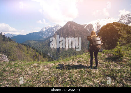 Woman Traveler mit Rucksack wandern outdoor Travel Lifestyle Konzept Wald auf Hintergrund Reise Sommerferien Stockfoto