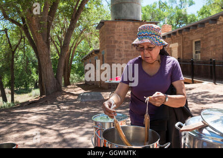 Ganado, Arizona - ein Schaf, Wolle und Werkstatt für Weberei am Hubbell Trading Post auf der Navajo-Nation. Stockfoto