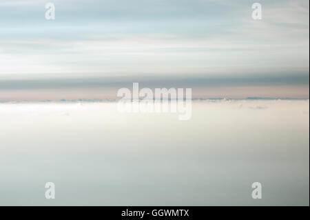 Bewölkter Himmel Hintergrund schöne Landschaft mit sanften Naturfarben Luftaufnahme vom Berggipfel Stockfoto