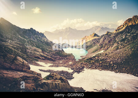 Schöner See mit Rocky Mountains Landschaft Sommer Reisen malerische Luftaufnahme in Abchasien Stockfoto