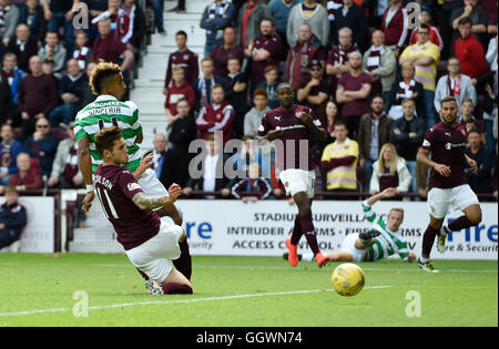 Celtics Scott Sinclair Partituren seiner Mannschaft zweite Tor des Spiels während der Ladbrokes Scottish Premier League match bei Tynecastle, Edinburgh. Stockfoto