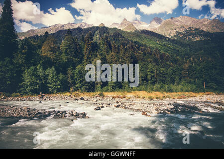 Berge, Fluss und Wald Landschaft mit blauem Himmel Wolken schöne malerische Aussicht wilde Natur Sommer Reisen in Abchasien Stockfoto