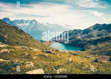 See und Berge Landschaft in Abchasien mit blauem Himmel Ad Wolken heitere Panorama Sommer Reisen Stockfoto