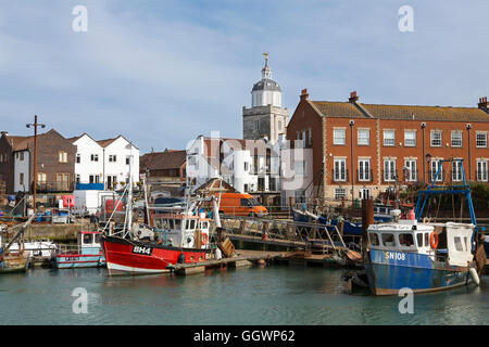 Fischereihafen in alten Portsmouth überfüllt. Reihe von Booten gefesselt in den Camber-Docks. Der Turm der Kathedrale im Hintergrund. Stockfoto