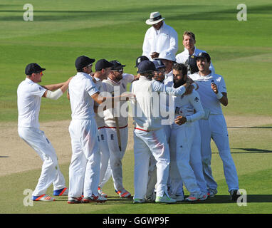 Englands Moeen Ali (rechts) feiert mit Teamkollegen nach England Pakistan während Tag fünf der 3. Investec Testspiel bei Edgbaston, Birmingham zu schlagen. Stockfoto