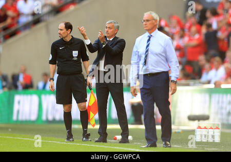 Manchester United Manager Jose Mourinho Gesten wie Leicester City Manager Claudio Ranieri (rechts) steht Join der Seitenlinie während des Spiels Community Shield im Wembley Stadium, London. Stockfoto