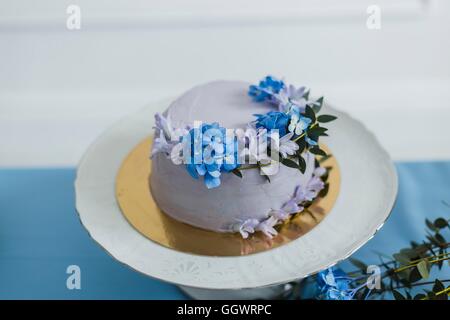 Hochzeitsdekorationen mit Kuchen und Blumen Stockfoto