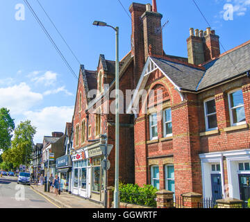 High Street, der kommerziellen Hauptverkehrsstraße in Stadt Zentrum von Berkhamsted Stockfoto