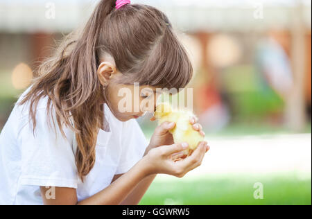 Mädchen mit einem Feder-Entlein Stockfoto