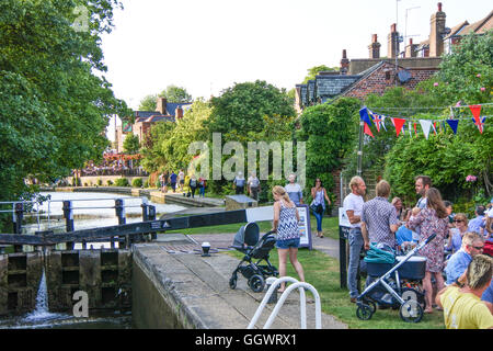 Menschen genießen Sie Drinks an den Rand des Grand Union Canal - Berkhamsted, UK Stockfoto