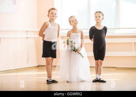 Beim Ballett tanzen Klasse: jungen und ein Mädchen mit Blumen, die anmutig posiert Stockfoto