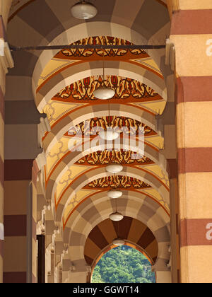 Gewölbte Decke der Eingang zum Rathaus nationale Bibliothek von Bosnien-Herzegowina in Sarajevo mit Lichtern und gemusterten Mauerwerk Stockfoto