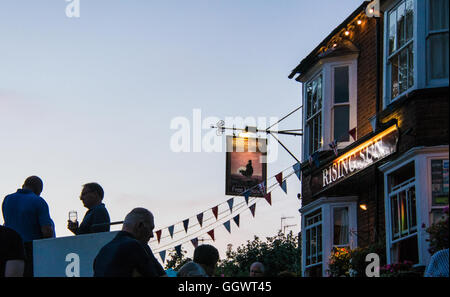 Menschen genießen Sie Drinks an Rising Sun Pub am Rande des Grand Union Canal - Berkhamsted, Stadtteil Dacorum, Hertfordhire, UK Stockfoto