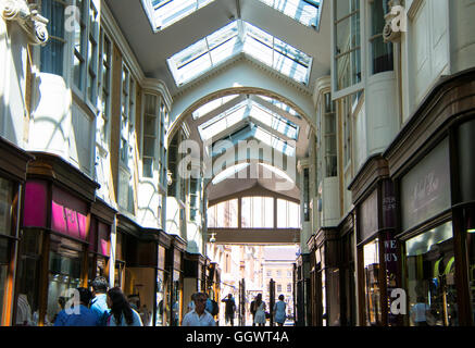 Die Burlington Arcade in der exklusiven Mayfair Gegend des Londoner West End, war der weltweit erste Einkaufspassage, eröffnet im Jahre 1819 Stockfoto