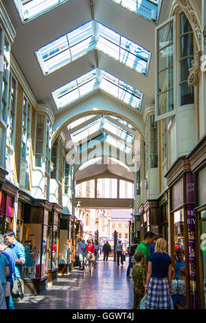 Die Burlington Arcade in der exklusiven Mayfair Gegend des Londoner West End, war der weltweit erste Einkaufspassage, eröffnet im Jahre 1819 Stockfoto