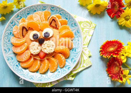 Lustiger Löwe Pfannkuchen mit Mandarinen und Beeren Stockfoto