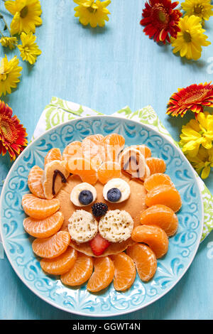 Lustiger Löwe Pfannkuchen mit Mandarinen und Beeren Stockfoto