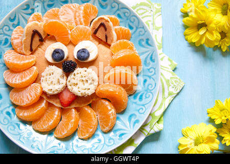 Lustiger Löwe Pfannkuchen mit Mandarinen und Beeren Stockfoto