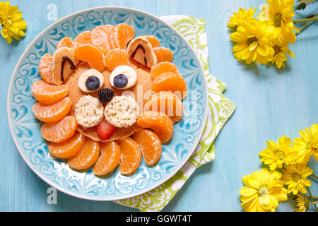 Lustiger Löwe Pfannkuchen mit Mandarinen und Beeren Stockfoto