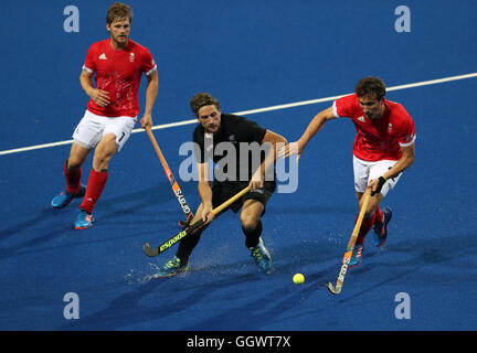 Der Brite David Condon (rechts) und New Zealand Blair Hilton Kampf um den Ball, während die Männer Pool A Match bei den Olympic Hockey Centre am zweiten Tag der Olympischen Spiele in Rio, Brasilien. Stockfoto