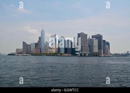 Die untere Manhattan Skyline wie von Governors Island, New York City zu sehen. Stockfoto