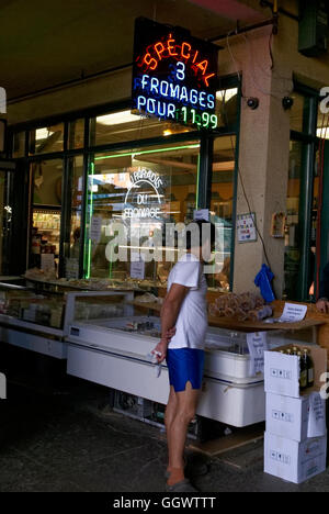 Mann vor einem Käseladen am Atwater Market oder Marché Atwater, Montreal, Quebec, Kanada Stockfoto