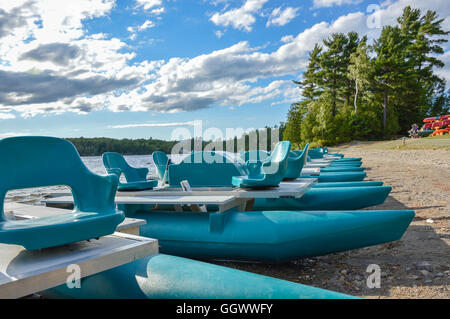 Grüne Tretboote im Nationalpark, Quebec, Kanada. Stockfoto