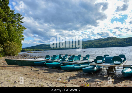 Grüne Tretboote im Nationalpark, Quebec, Kanada. Stockfoto