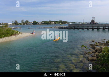 Ein Kajakfahrer im Wasser Weg von Peanut Island Park in Palm Beach County South Florida Stockfoto