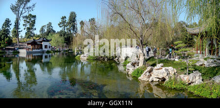 Panoramablick auf schönen chinesischen Garten Stockfoto